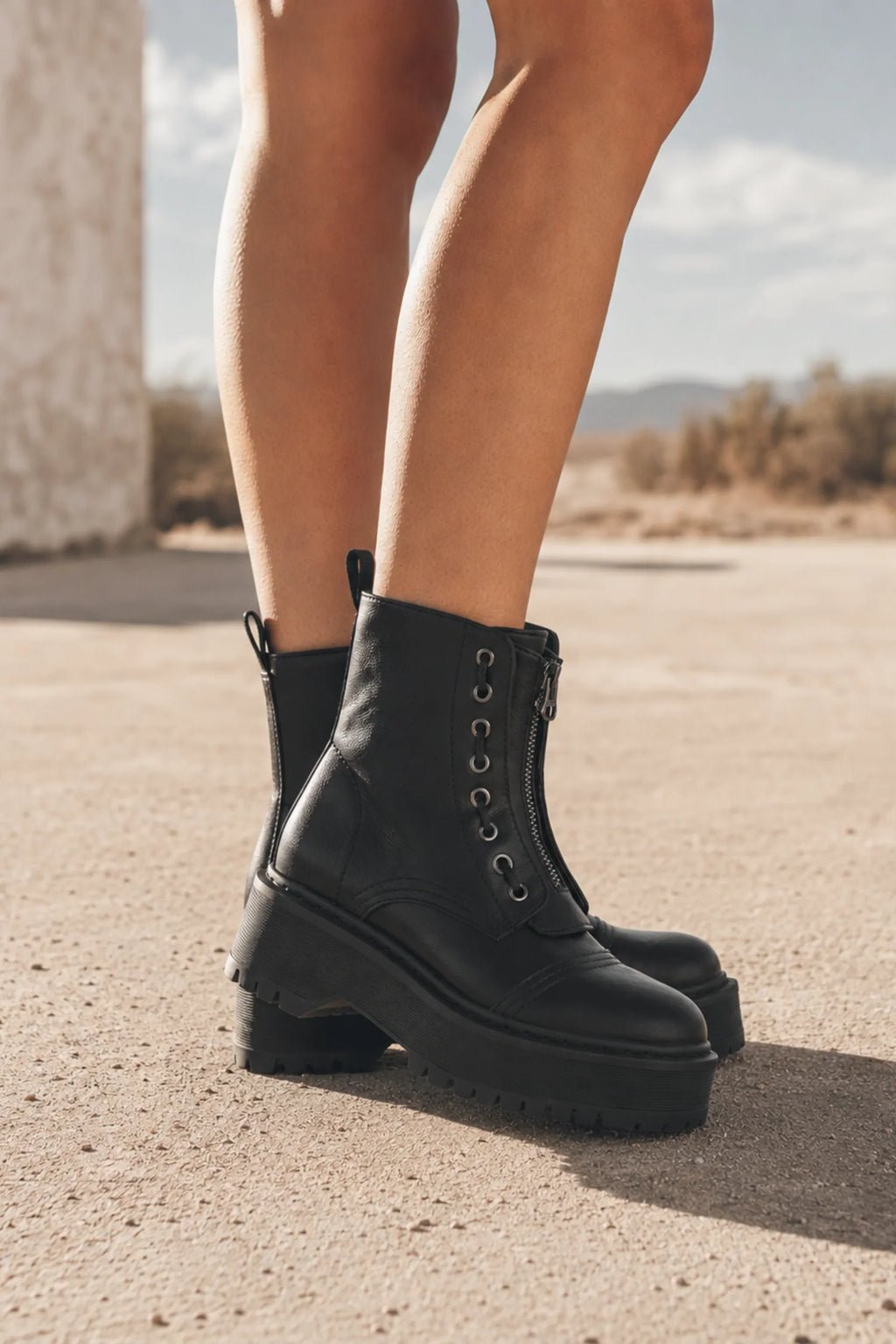 BOTÍN MILITAR NEGRO DE MUJER CON CREMALLERA CENTRAL | 1001 PU NEGRO