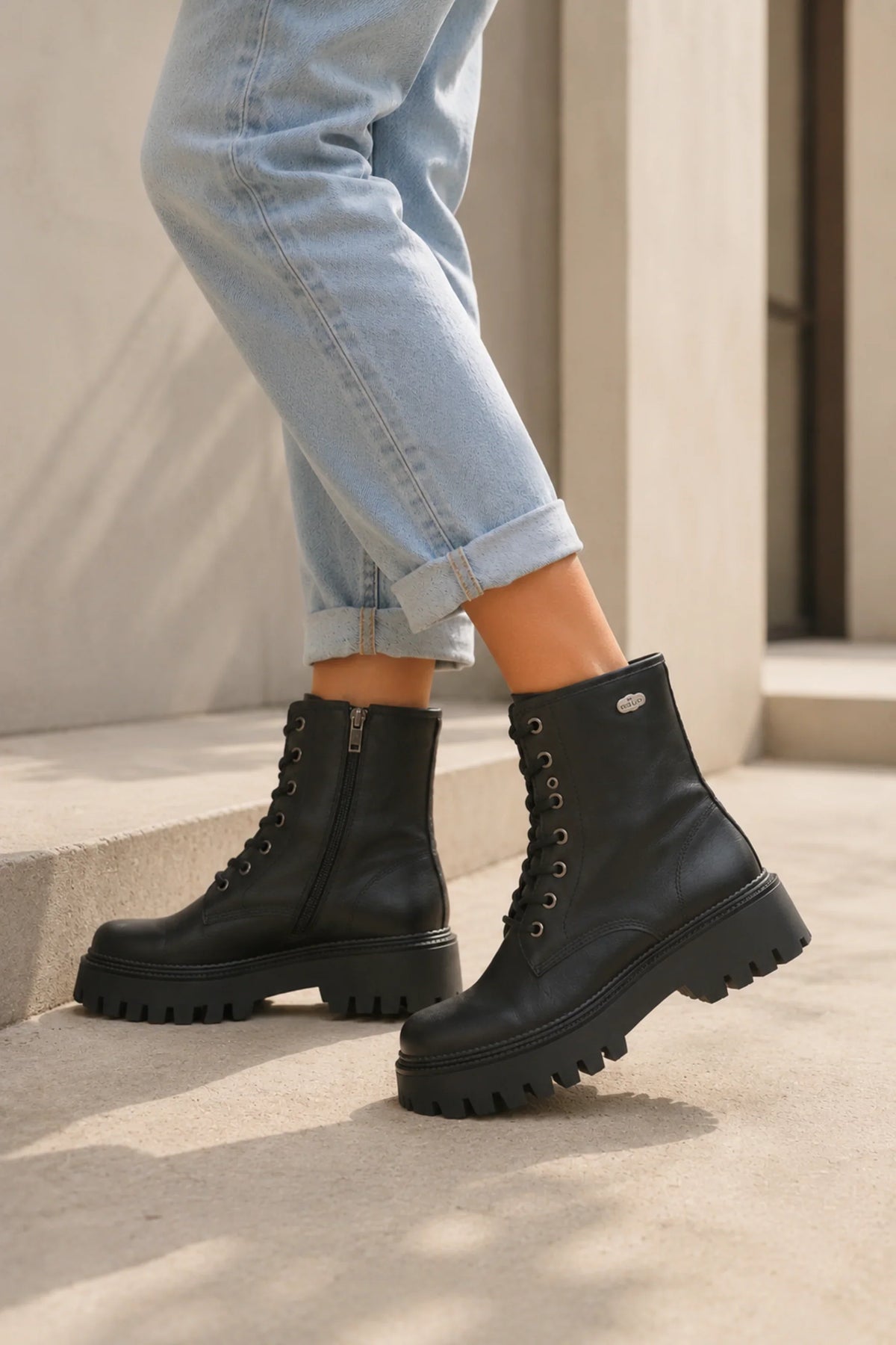 BOTÍN MILITAR NEGRO DE MUJER EN SUELA TRACK | 2608 PU NEGRO
