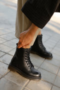 BOTÍN MILITAR DE MUJER CON CORDONES | 2467 PU NEGRO