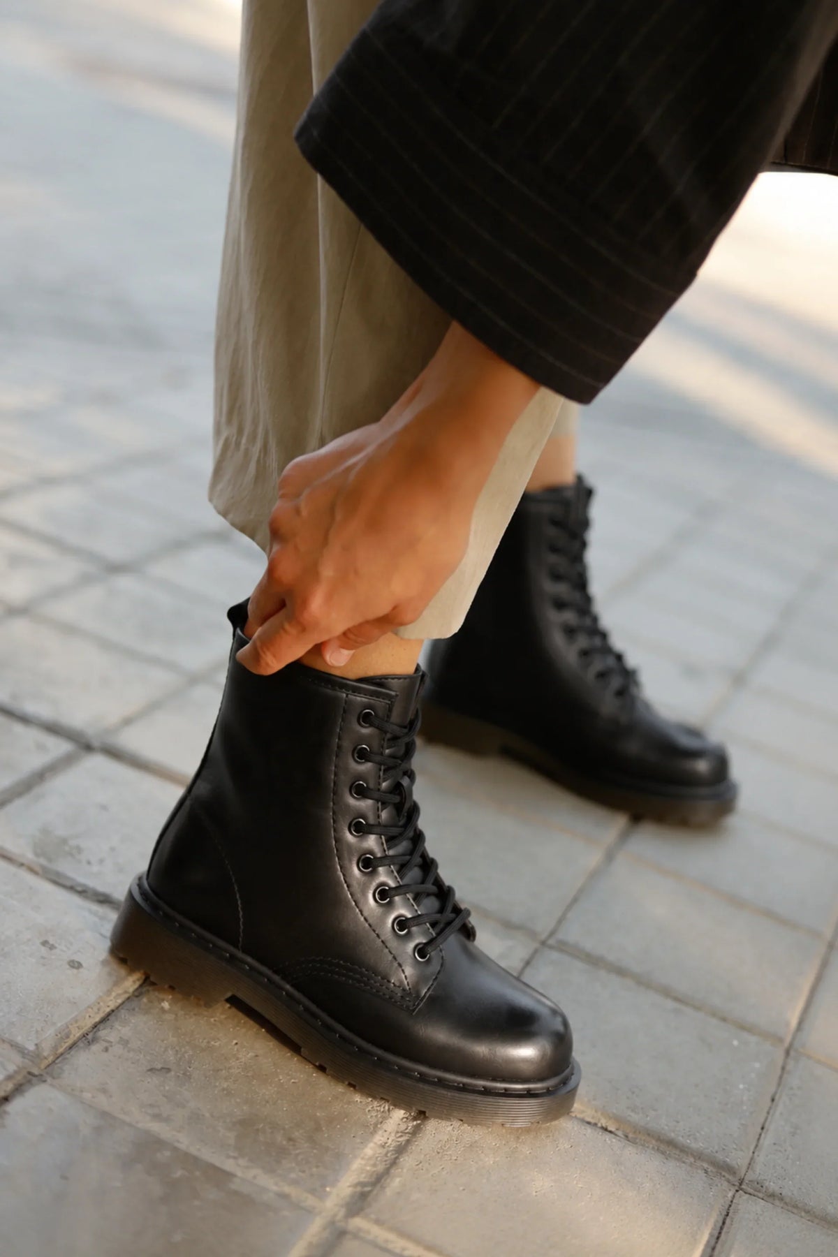 BOTÍN MILITAR DE MUJER CON CORDONES | 2467 PU NEGRO