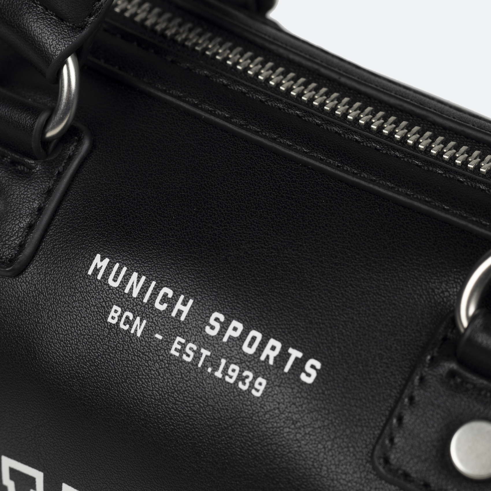 Munich 7113300 Court Crossbody Barrel Black