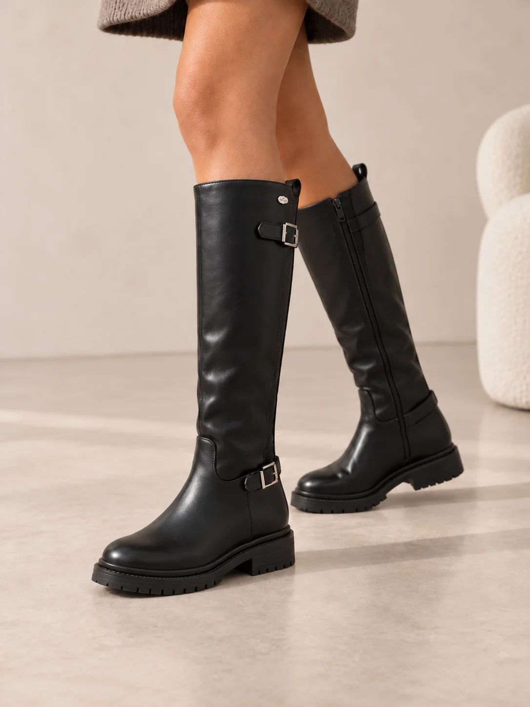 BOTA ALTA NEGRA DE MUJER CON HEBILLA Y TACÓN BAJO | 2721 PU Negro