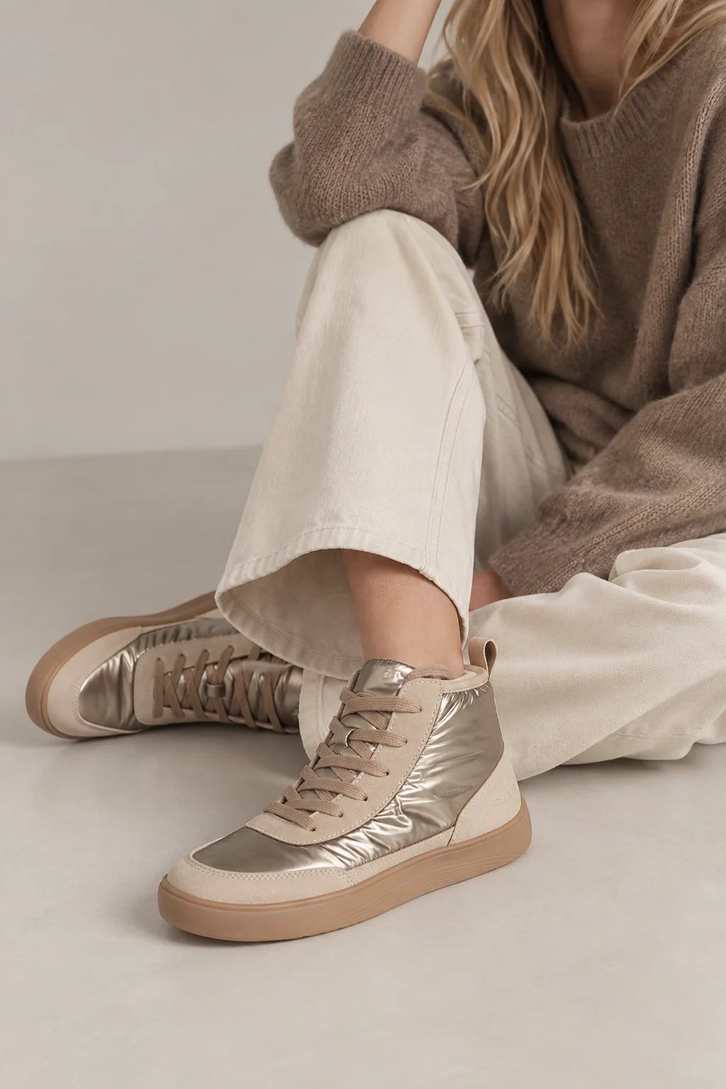 ZAPATILLA BAREFOOT ALTA BEIGE DE MUJER CON DETALLES METALIZADOS | 2702 Taupe